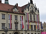 Wrocław w biało-czerwonych barwach. Tłumy ludzi na rynku, zabawa na placu Wolności [Foto, Wideo]