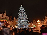 Rozbłysnęła choinka na wrocławskim rynku. Dzieci spotkały św. Mikołaja [Foto, Wideo]