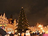 Rozbłysnęła choinka na wrocławskim rynku. Dzieci spotkały św. Mikołaja [Foto, Wideo]