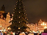 Rozbłysnęła choinka na wrocławskim rynku. Dzieci spotkały św. Mikołaja [Foto, Wideo]