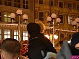 Rozbłysnęła choinka na wrocławskim rynku. Dzieci spotkały św. Mikołaja [Foto, Wideo]