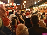 Rozbłysnęła choinka na wrocławskim rynku. Dzieci spotkały św. Mikołaja [Foto, Wideo]