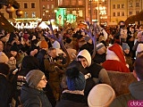 Rozbłysnęła choinka na wrocławskim rynku. Dzieci spotkały św. Mikołaja [Foto, Wideo]