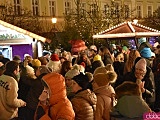 Rozbłysnęła choinka na wrocławskim rynku. Dzieci spotkały św. Mikołaja [Foto, Wideo]