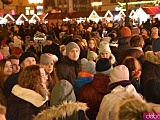 Rozbłysnęła choinka na wrocławskim rynku. Dzieci spotkały św. Mikołaja [Foto, Wideo]