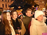 Rozbłysnęła choinka na wrocławskim rynku. Dzieci spotkały św. Mikołaja [Foto, Wideo]