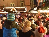 Rozbłysnęła choinka na wrocławskim rynku. Dzieci spotkały św. Mikołaja [Foto, Wideo]