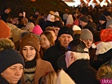 Rozbłysnęła choinka na wrocławskim rynku. Dzieci spotkały św. Mikołaja [Foto, Wideo]