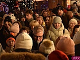 Rozbłysnęła choinka na wrocławskim rynku. Dzieci spotkały św. Mikołaja [Foto, Wideo]