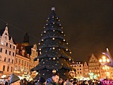 Rozbłysnęła choinka na wrocławskim rynku. Dzieci spotkały św. Mikołaja [Foto, Wideo]