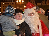 Rozbłysnęła choinka na wrocławskim rynku. Dzieci spotkały św. Mikołaja [Foto, Wideo]