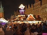 Rozbłysnęła choinka na wrocławskim rynku. Dzieci spotkały św. Mikołaja [Foto, Wideo]