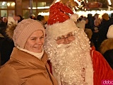 Rozbłysnęła choinka na wrocławskim rynku. Dzieci spotkały św. Mikołaja [Foto, Wideo]