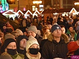 Rozbłysnęła choinka na wrocławskim rynku. Dzieci spotkały św. Mikołaja [Foto, Wideo]