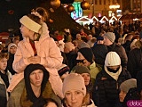 Rozbłysnęła choinka na wrocławskim rynku. Dzieci spotkały św. Mikołaja [Foto, Wideo]