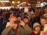 Rozbłysnęła choinka na wrocławskim rynku. Dzieci spotkały św. Mikołaja [Foto, Wideo]