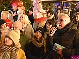 Rozbłysnęła choinka na wrocławskim rynku. Dzieci spotkały św. Mikołaja [Foto, Wideo]