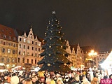 Rozbłysnęła choinka na wrocławskim rynku. Dzieci spotkały św. Mikołaja [Foto, Wideo]