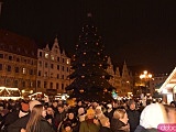 Rozbłysnęła choinka na wrocławskim rynku. Dzieci spotkały św. Mikołaja [Foto, Wideo]