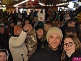 Rozbłysnęła choinka na wrocławskim rynku. Dzieci spotkały św. Mikołaja [Foto, Wideo]