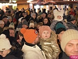 Rozbłysnęła choinka na wrocławskim rynku. Dzieci spotkały św. Mikołaja [Foto, Wideo]