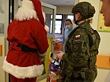 Święty Mikołaj nie zna granic! Dolnośląscy terytorialsi odwiedzili dzieci [Foto]
