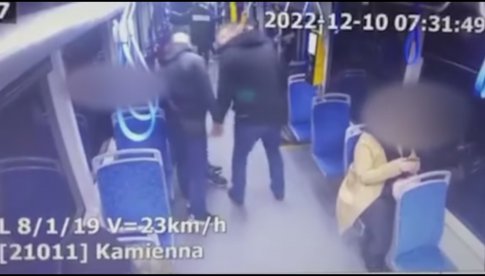 Ukradli iPhone\'a podczas wysiadania z tramwaju. Może ktoś rozpoznaje złodziei? [WIDEO]