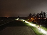 Ścieżka pieszo-biegowa wokół toru wyścigów konnych na Partynicach oświetlona [Foto]