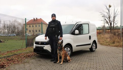 Nowy radiowóz do przewozu psów służbowych zasilił flotę policji [Foto, Wideo]