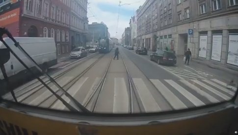 Motorniczy pomógł zagubionej staruszce, która przechodziła przez torowisko między pędzącymi tramwajami [Wideo]