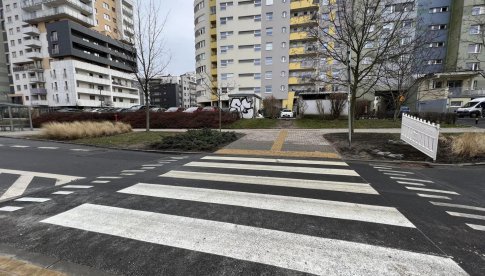 Wyniesiono przejścia dla pieszych na Gądowie. Dzieci bezpieczniej dotrą do szkoły [Foto]