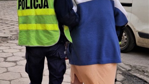 76-latka w piżamie i klapkach błądziła ulicami miasta. Policjanci udzielili jej pomocy