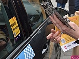 Podróżowanie taksówkami będzie bezpieczniejsze! Miasto wprowadziło nowy system weryfikacji: Wystarczy zeskanować kod QR [SZCZEGÓŁY, FOTO]