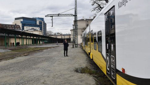 Pociągi wrócą na Dworzec Świebodzki. Jednemu udało się wjechać nawet teraz [Foto]