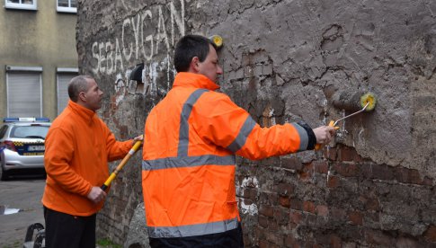 Zamalowali wulgarne napisy na ścianach budynków w ramach Światowego Dnia Walki z Dyskryminacją [Foto]