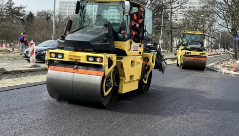 Kiedy pojedziemy Aleją Wielkiej Wyspy? Trwa układanie masy bitumicznej [Foto]