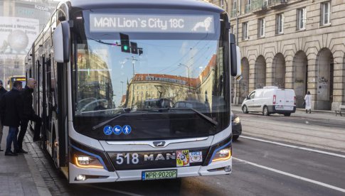 Elektryczny autobus pozostanie na wrocławskich ulicach jeszcze do soboty. Na której linii będzie kursował?