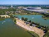 Nowe punkty gastronomiczne, leżaki i większa plaża: Kultowe kąpielisko w nowej odsłonie [Foto]