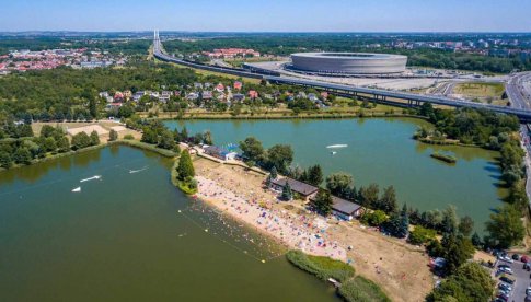 Nowe punkty gastronomiczne, leżaki i większa plaża: Kultowe kąpielisko w nowej odsłonie [Foto]