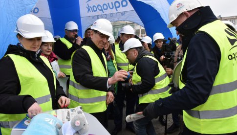 Przy murach nowego aquaparku zakopano kapsułę czasu. Jakie udogodnienia będzie miała nowa pływalnia? [ZOBACZ FOTO, WIDEO]