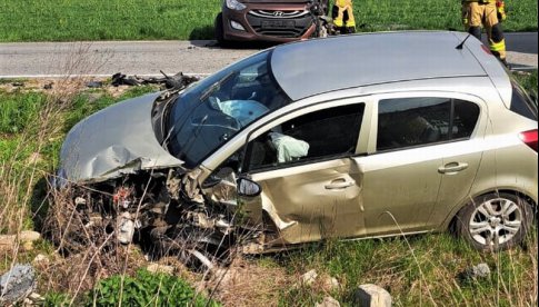 Policjant po służbie pomógł rannemu w wypadku mężczyźnie, który był zakleszczony w swoim aucie