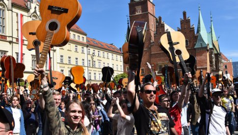 Rekord pobity! Prawie 8 tysięcy gitarzystów zagrało słynny utwór Jimiego Hendrixa na wrocławskim Rynku [Foto, Wideo]