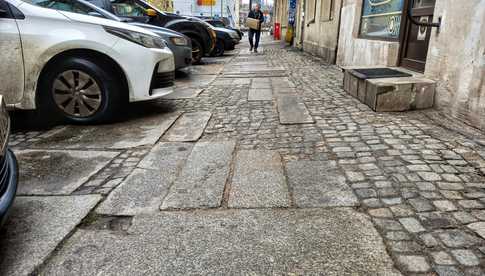 Krótki, ale ważny odcinek chodnika doczeka się remontu. Mieszkańcy Nadodrza wreszcie nie będą się potykać o wystające płyty [Foto]