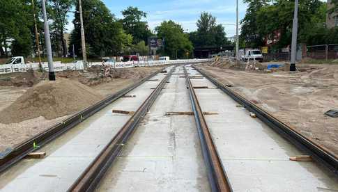 Ułożono nowe tory tramwajowe na ul. Reymonta. Ile jeszcze potrwają prace w tamtym rejonie miasta? [FOTO, SZCZEGÓŁY]