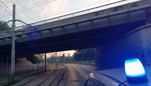 40-latek chciał skoczyć z wiaduktu. Na pomoc ruszyli policjanci, ale zdesperowany mężczyzna nie ułatwiał im interwencji [FOTO]