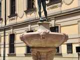 Szermierze zawalczyli pod... Szermierzem! Odsłonięto popularną rzeźbę i fontannę po remoncie [FOTO]