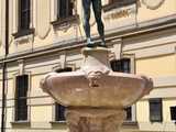 Szermierze zawalczyli pod... Szermierzem! Odsłonięto popularną rzeźbę i fontannę po remoncie [FOTO]