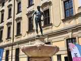 Szermierze zawalczyli pod... Szermierzem! Odsłonięto popularną rzeźbę i fontannę po remoncie [FOTO]
