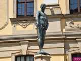 Szermierze zawalczyli pod... Szermierzem! Odsłonięto popularną rzeźbę i fontannę po remoncie [FOTO]