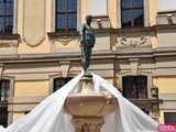 Szermierze zawalczyli pod... Szermierzem! Odsłonięto popularną rzeźbę i fontannę po remoncie [FOTO]